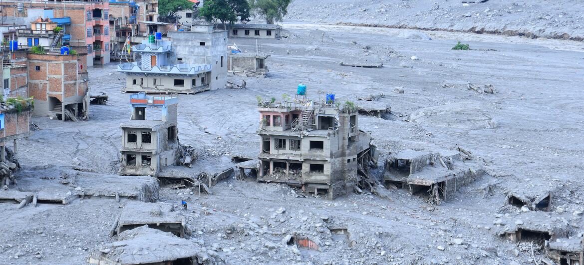 2026年8月26日，尼泊尔努瓦科特地区发生山洪暴发，泥浆覆盖着部分倒塌的多层建筑，瓦砾散落在居民区各处。
