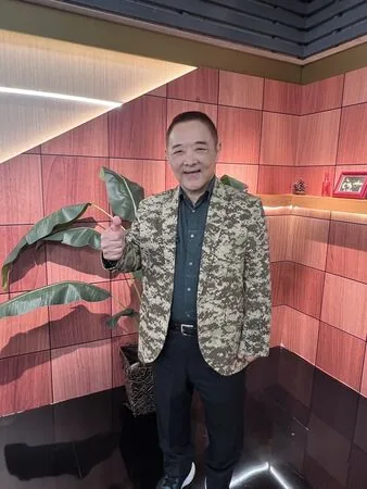 69岁小亮哥动刀治白内障 老花度数从50度涨到450度 近10年不敢开车 1 ▲▼小亮哥登上《聚焦2.0》,透露長年受老花和白內障所苦 。(圖/年代提供)