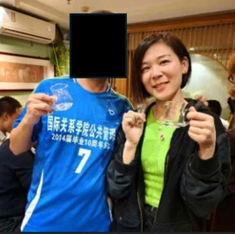 中國官員（左）約於2024年10月19日傳給張婉瑩（右）的合照，可見中國官員穿著...