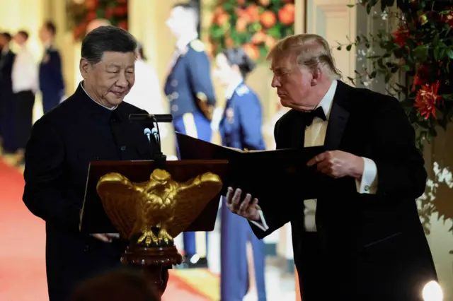 2026年9月24日，美国华盛顿特区白宫，在举行国宴期间，中国国家主席习近平即将发表讲话，美国总统特朗普站在他身旁，手中拿着一个文件夹。