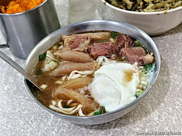 ▲▼台北大安古亭潮州街林記牛肉麵的半筋肉麵與免費加湯。（圖／《DARREN蘋果樹旅遊玩樂誌》授權提供）