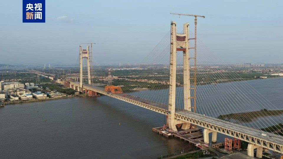 深江铁路洪奇沥大桥合龙!深圳1小时达江门 钢量等同6座巴黎铁塔 3 深圳至江門鐵路跨洪奇瀝水道公鐵大橋於9月30日上午合龍,大橋主跨808米,為全線最大跨度斜拉橋。(央視新聞)