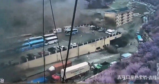 西藏26日上午發生大面積土石流災情，事發當時監視器畫面相當恐怖，官方證實有重大傷亡狀況。（翻攝X）