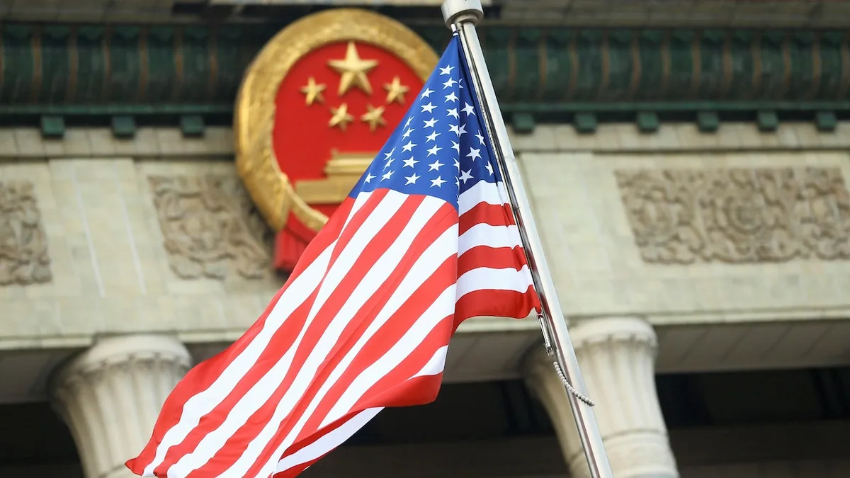 美国国旗与建筑上的中国国徽（资料图片）