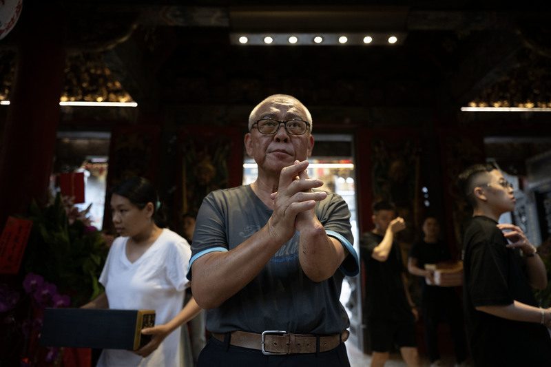 沙利窦迈药害60年 台湾3位「沙儿」的生命故事 3 北港朝天宮是林烝助兒時的希望所寄:「求媽祖婆,讓我明天起床,我的手就變得跟別人一樣。」(攝影/楊子磊)