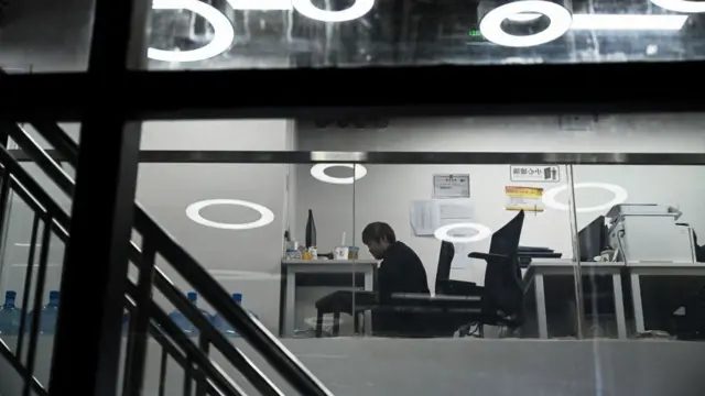 一名男子在办公室工作到深夜
