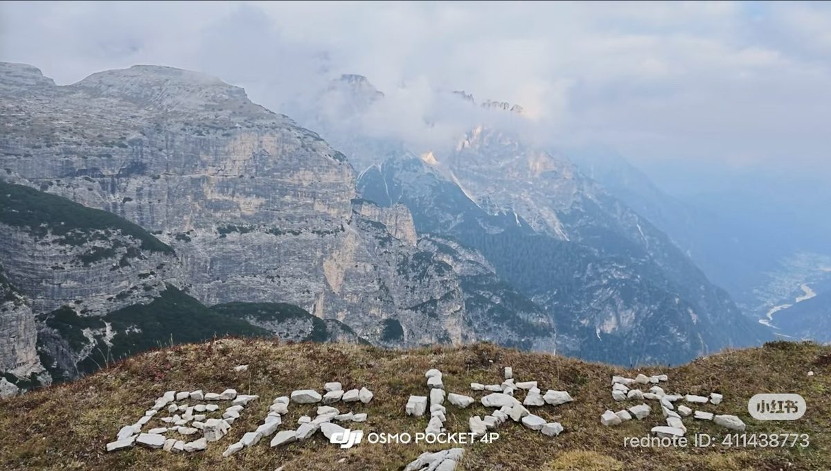 十一假期全球景点沦陷 澳洲景点九成中国游客、意大利深山现石头打卡 5 阿柒多在多洛米蒂三峰山(Tre Cime di Lavaredo),有中國遊客用白色石頭在地面擺出「國慶快樂」的字樣。