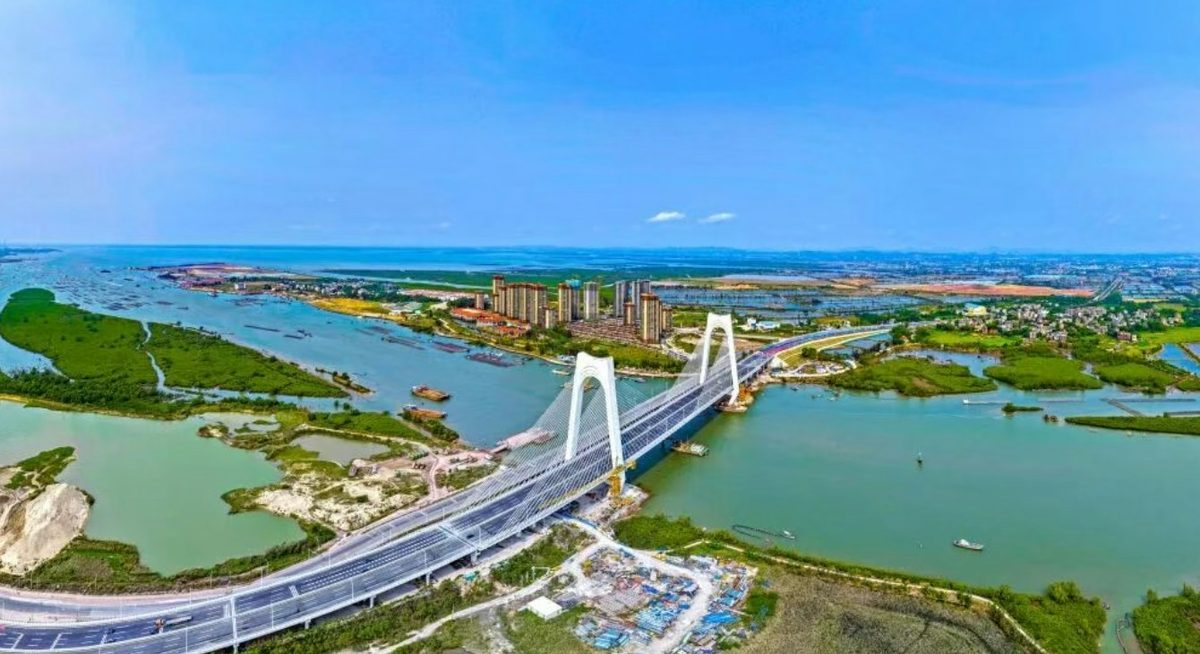 2026年3月31日拍攝的平陸運河出海口處沙井欽江大橋及周邊地貌，圖片左側區域為茅尾海。（新華社）