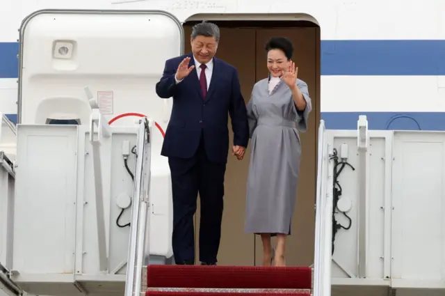 2026年9月23日，中国国家主席习近平与夫人彭丽媛抵达美国马里兰州安德鲁斯联合基地，准备进行国事访问；两人走下飞机时挥手致意。