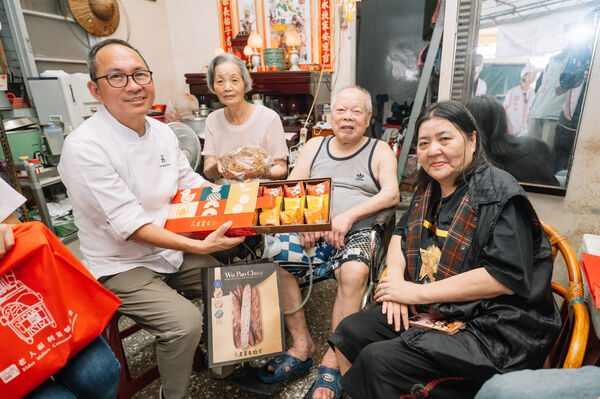 独居奶奶认出「上次送年菜的她」秒落泪! 邱瓈宽号召隋棠、洪晓蕾中秋送暖 2 ▲「寬姐」邱瓈寬與隋棠、洪曉蕾、吳寶春探訪弱勢長輩。(圖/老人關懷福利協會提供)