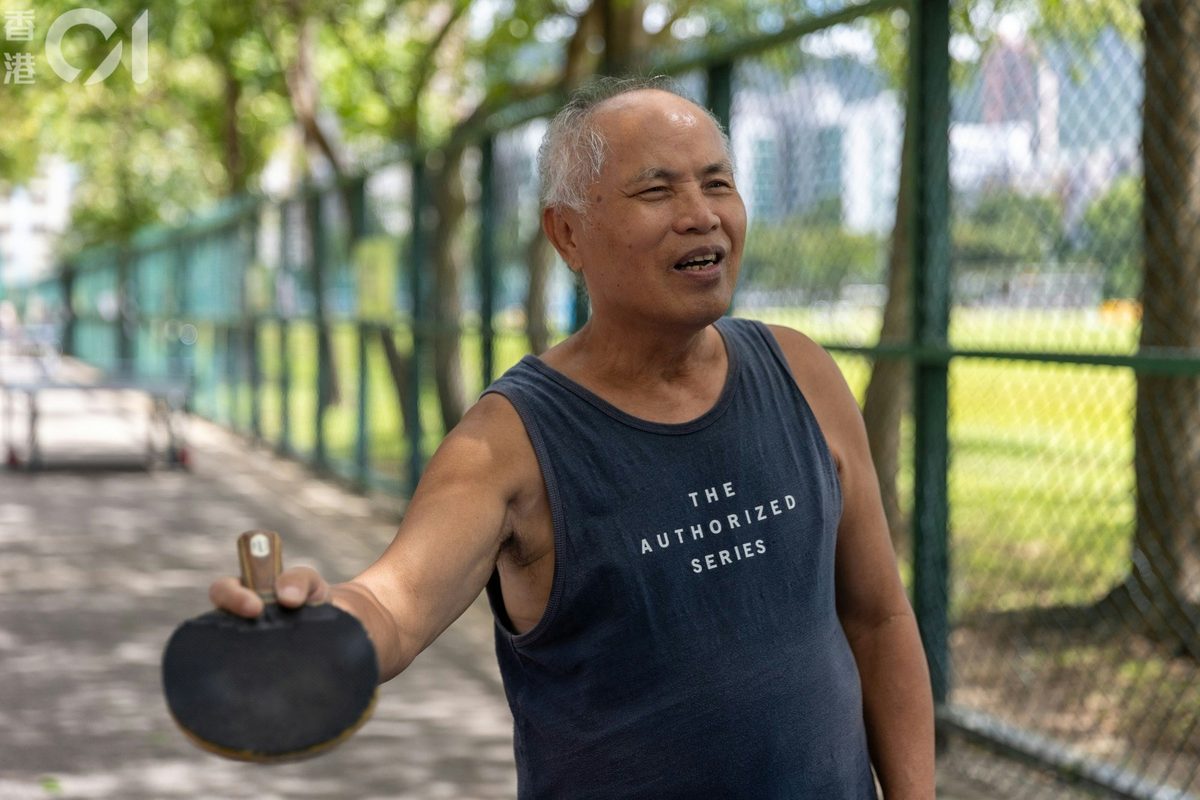 有受訪波友無奈指，現場風勢強勁影響體驗，且隨時會將波打向途人，但仍抱「食風都好過冇」的心態，仍希望有地方運動。（湯致遠攝）