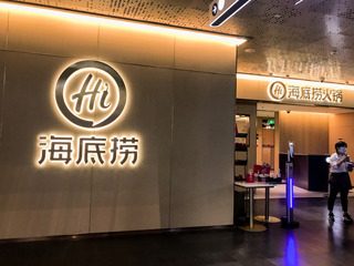 股价大跌超9%,海底捞老板娘套现27亿港元 1 9a79e24aeb33a9ce36ceb394398e5730227f6ae79f088fa599f185dd2b6521e0 article