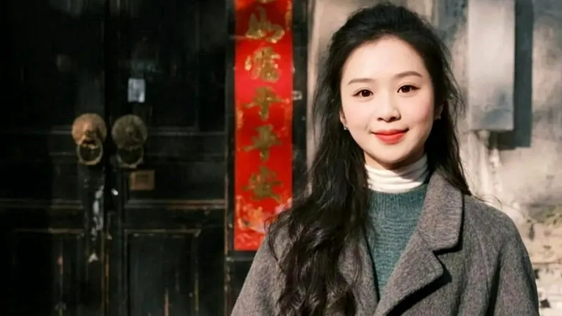 知名小吃攤「胡二妹銅鍋洋芋」的33歲胡姓女老闆，因顧客不滿一份6元至10元人民幣的小吃未達「加量要求」遭拍影片公審。（取材自微博）