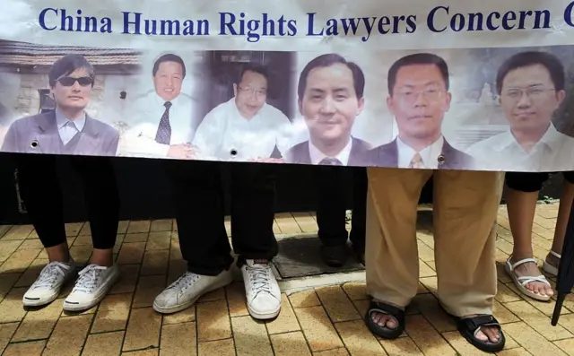 2009年6月17日，一群抗议者，其中包括一个律师关注团体，在香港举行抗议活动，呼吁释放人权律师高智晟（海报左二）及其他人士。