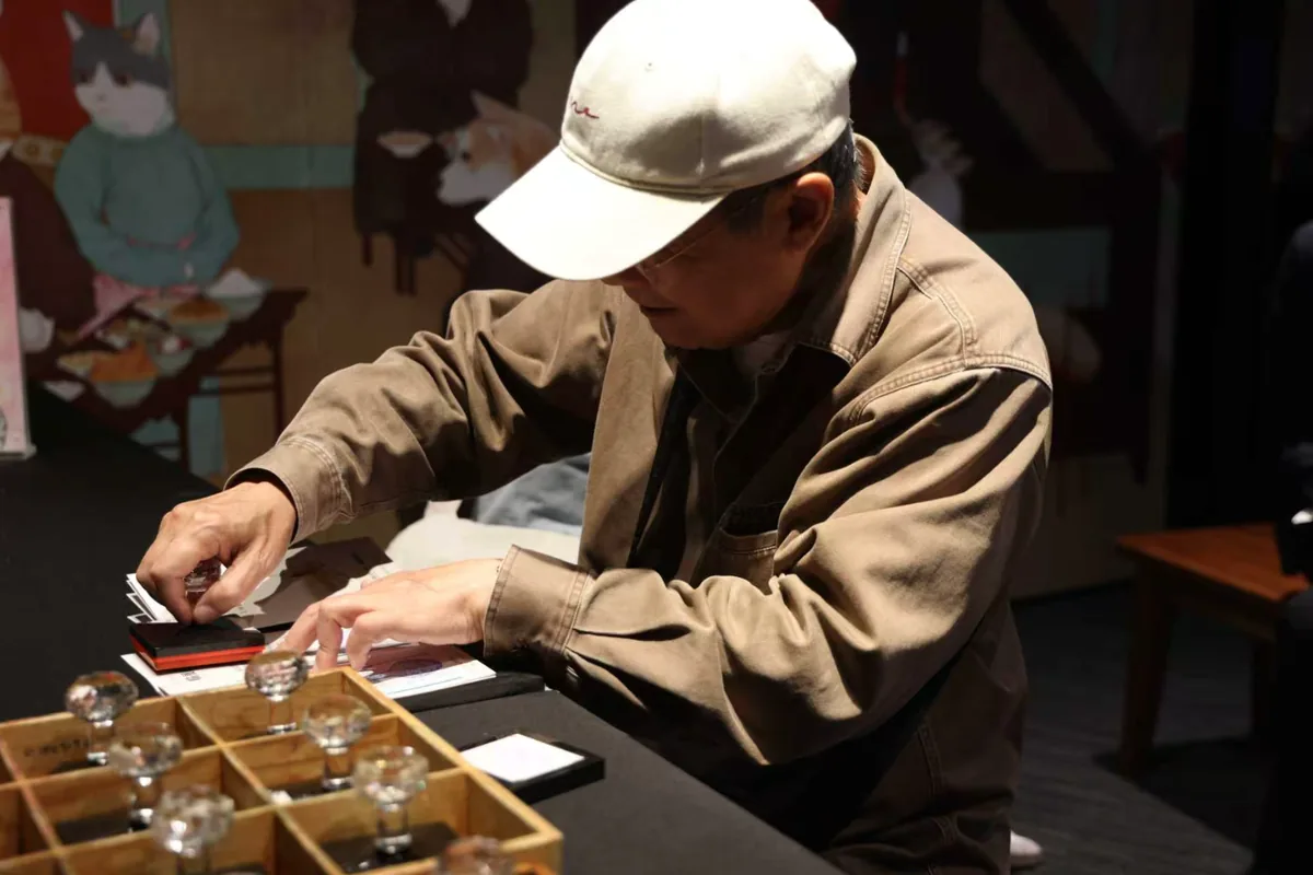 重阳节沪上16家博物馆近300组老少结伴看展 2 9ad8458459e7811a8dfde6b2c2ecb9b7e98f6b4a09451668a938f0e6d1acb796 article