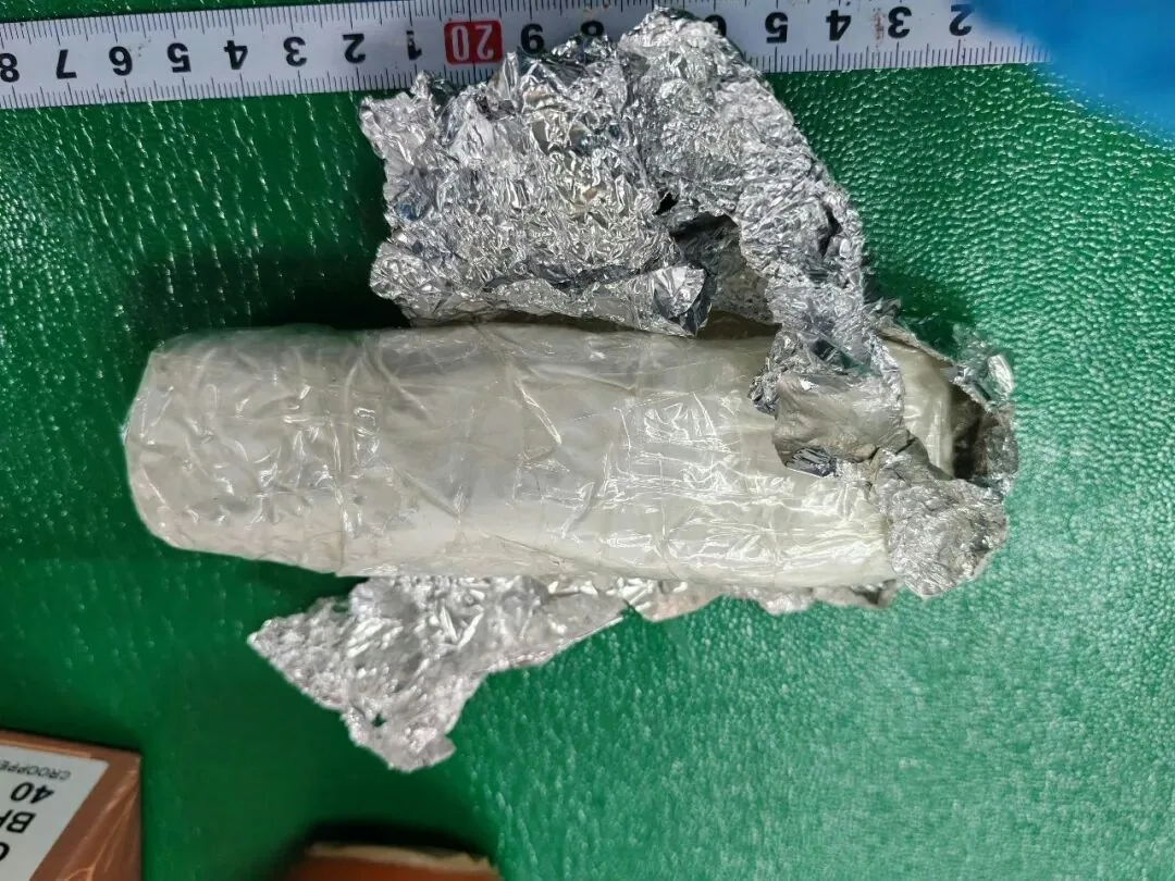 X光机建功!广州海关截古惑包裹 7cm厚底凉鞋藏近1.4公斤海洛英 3 廣州海關在廣州白雲機場口岸查獲一批毒品海洛英,重約1.4公斤。(微信公眾號@海關發布)