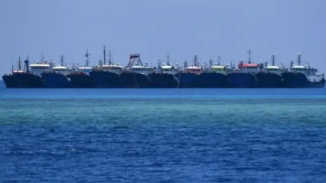 2023年4月22日，多艘中国船只停泊在南海南沙群岛牛轭礁海域。北京宣称对包括南沙群岛在内几乎整个南海拥有主权，但国际仲裁裁决认定其主张不具法律依据。
