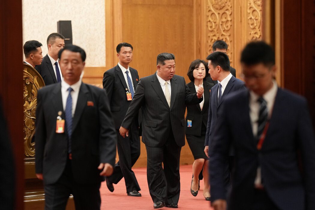 金正恩的“强国”背后,朝鲜人的血泪代价 1 朝鲜领导人金正恩去年在北京。中国、俄罗斯和美国的领导人纷纷向他示好。
