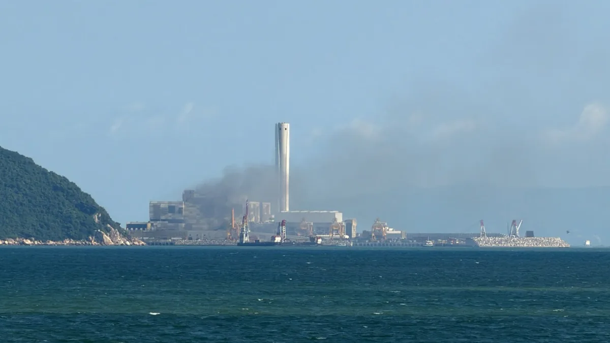 10月26日，石鼓洲旁人工岛上的焚化厂冒出浓烟