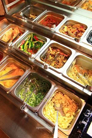 ▲▼豬先生韓式燒肉鍋物吃到飽的環境與餐點。（圖／《UPSSMILE向上的微笑萍子》授權提供）