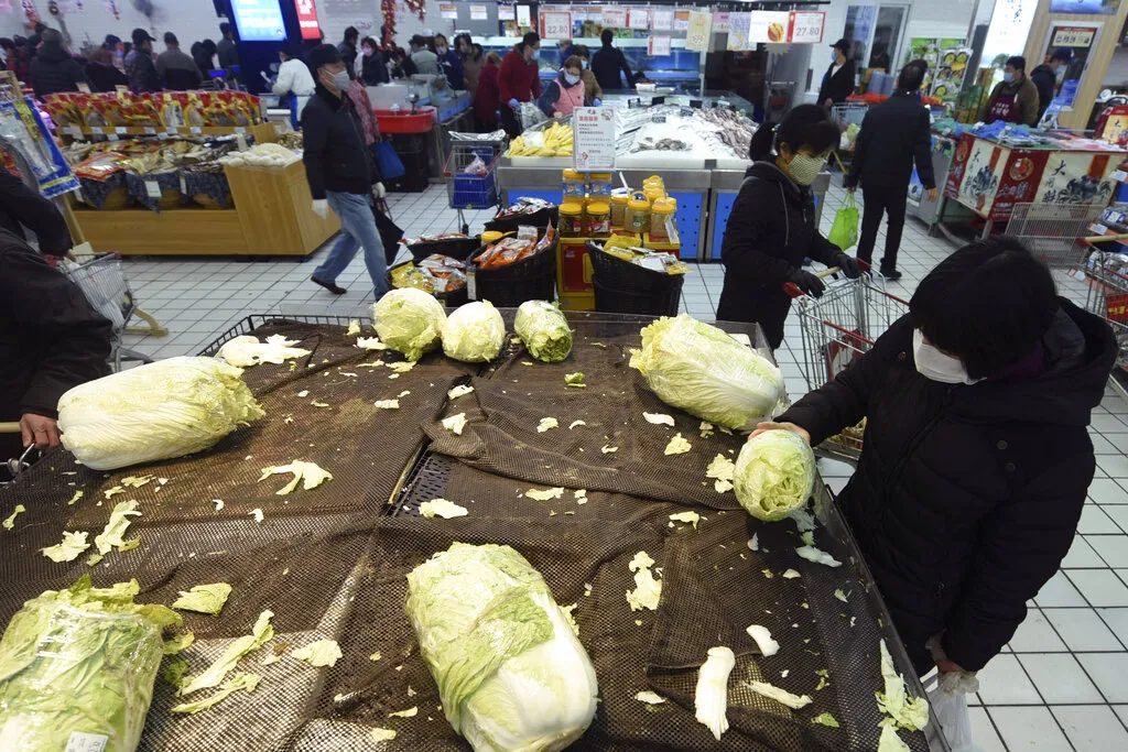 中国甲醛白菜风暴延烧 韩国99.9%泡菜白菜靠中国进口紧张查验 1 武漢肺炎肆虐,浙江杭州一間超市的大白菜幾乎被戴著口罩的顧客搶光。(美聯社)