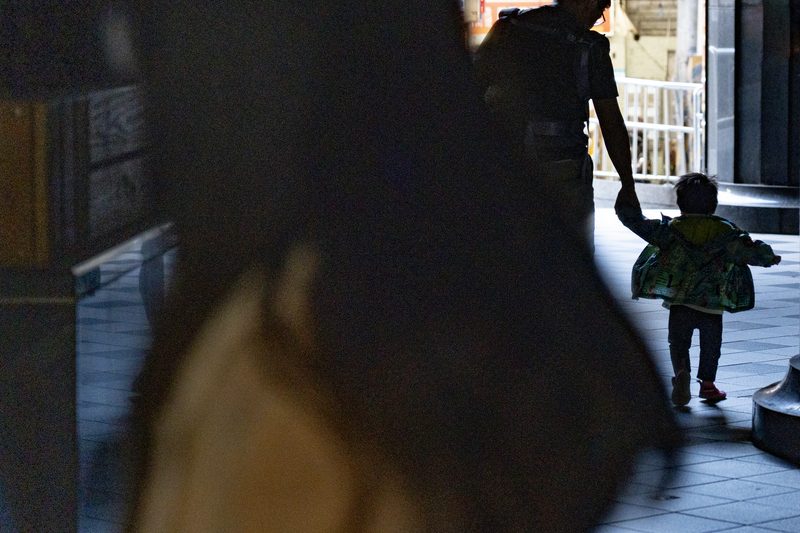 台湾照顾政策密集扩张 为何家庭仍找不到人手可用 3 傳統照顧分工深植於文化,但制度如何切割時間與分配所得,往往直接決定了誰能成為照顧者。政府於2026年推動育嬰留職停薪按日申請,試圖藉制度引導父親共同分擔育兒工作。(攝影/陳曉威/資料照片)