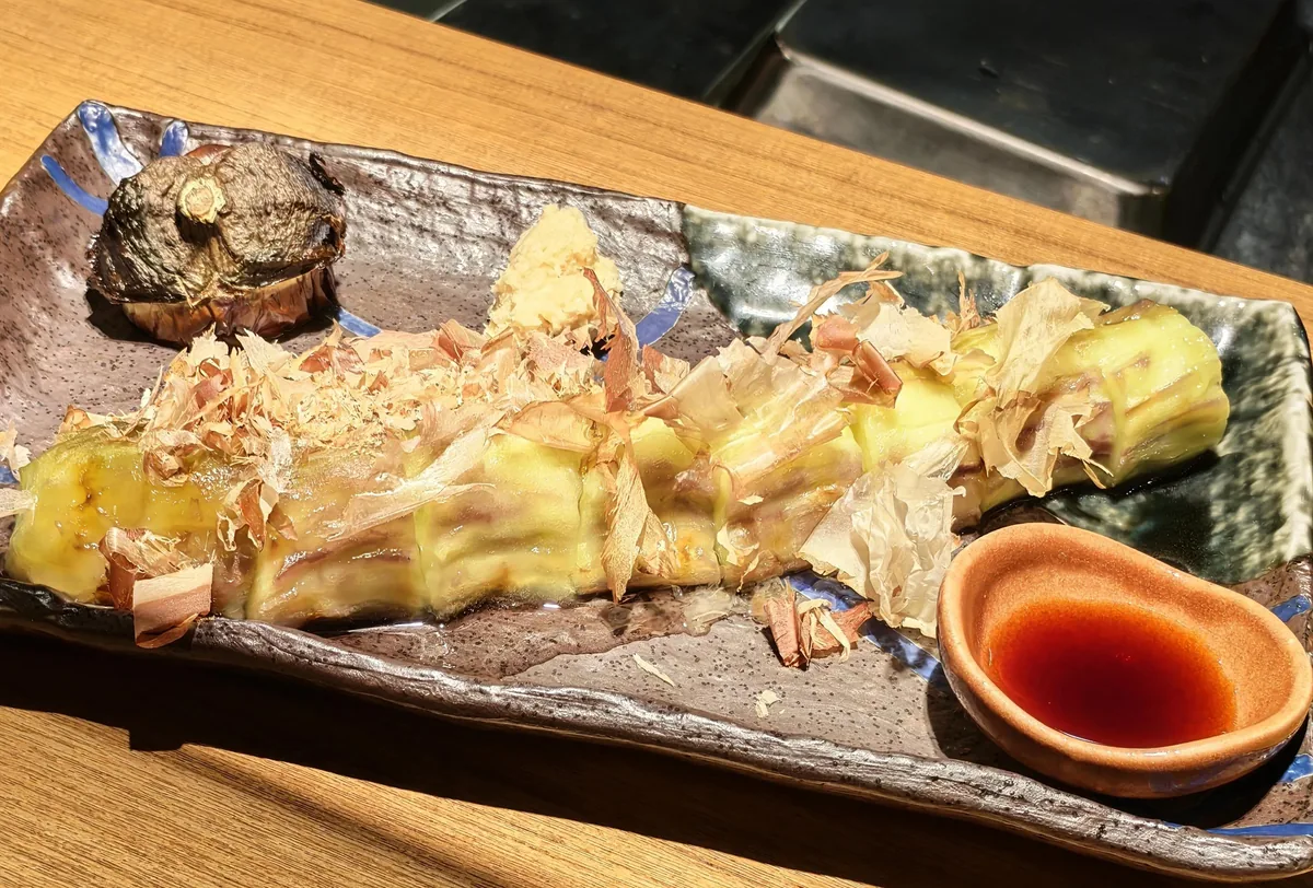 柔软多汁的烤茄子，柴鱼片往上面一撒，鲜味随热气散开。（陈爱薇摄）