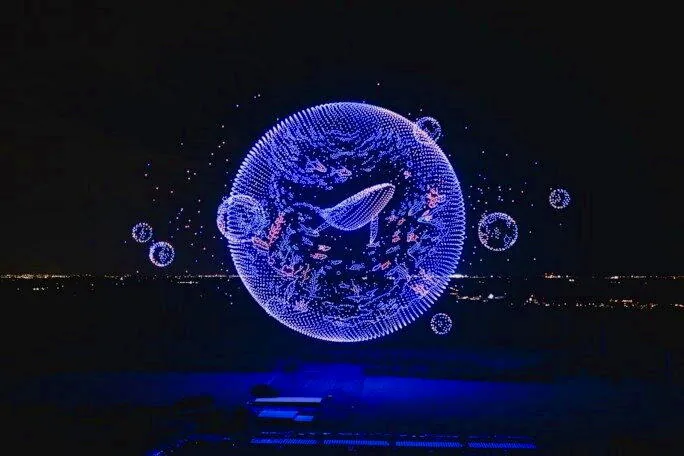 夜空巨龙灯光秀震撼德州 中美无人机合作破世界纪录 1 一場由中美團隊攜手打造的無人機燈光秀在美國得克薩斯州刷新兩項吉尼斯世界紀錄。(取...