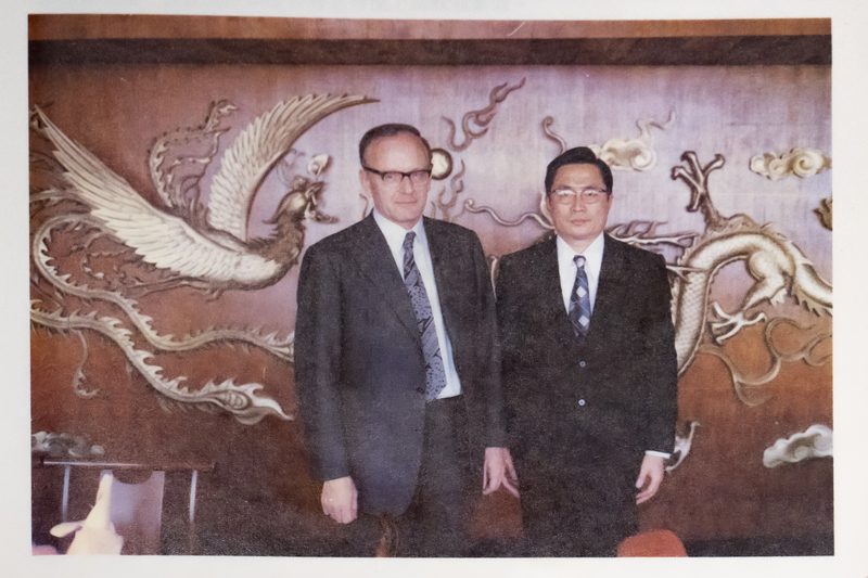 91岁吹哨医师杨子思:半世纪后重逢台湾沙利窦迈药害者 10 1975年4月2日,楊子思在李茲(左)抵台隔日,在台北準備一同進行沙利竇邁藥害者鑑定。照片翻攝自《中國人的先天異常》。(翻攝/陳曉威)