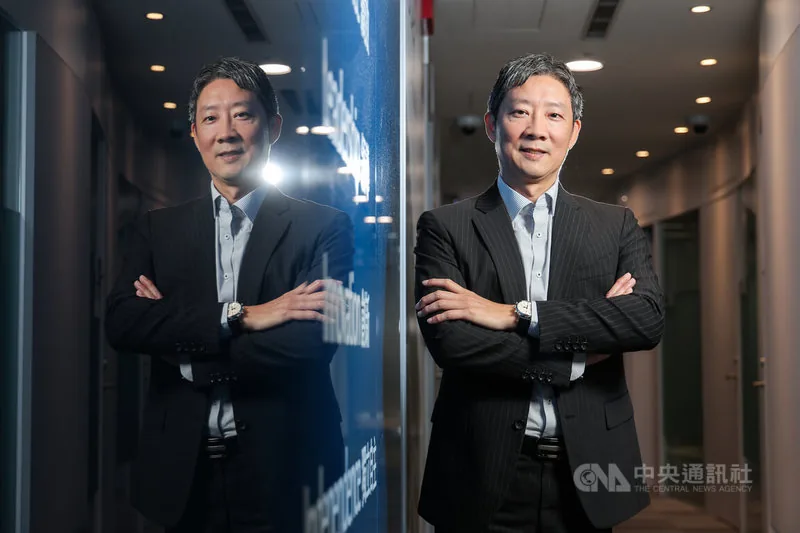 百年康宁深耕台湾 何宜修:玻璃有机会因应芯片高密度集成 1 隨著台灣科技產業發展,康寧迄今在台灣設立2座工廠、1座研發中心,累計總投資金額新台幣1500億元。台灣康寧總經理何宜修表示,目前為止台中廠仍是康寧在海外投資規模最大的生產基地之一。中央社記者翁睿坤攝 115年10月31日