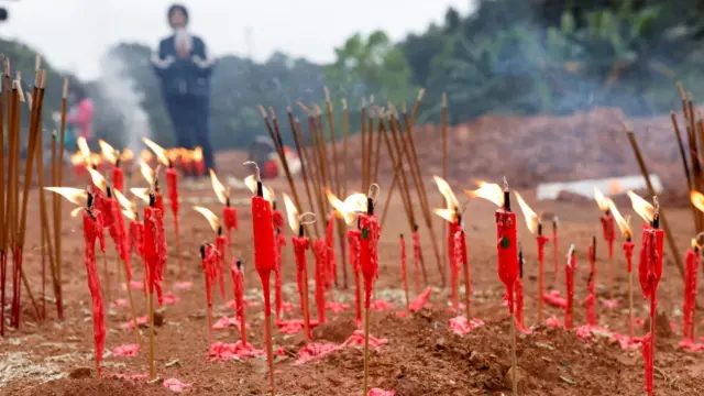 广西梧州藤县东航MU5735空难现场村民点燃香烛祭典死难者（22/3/2025）