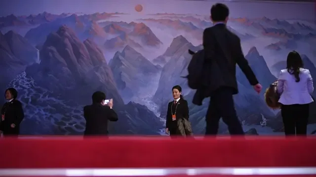 开会代表在拍照