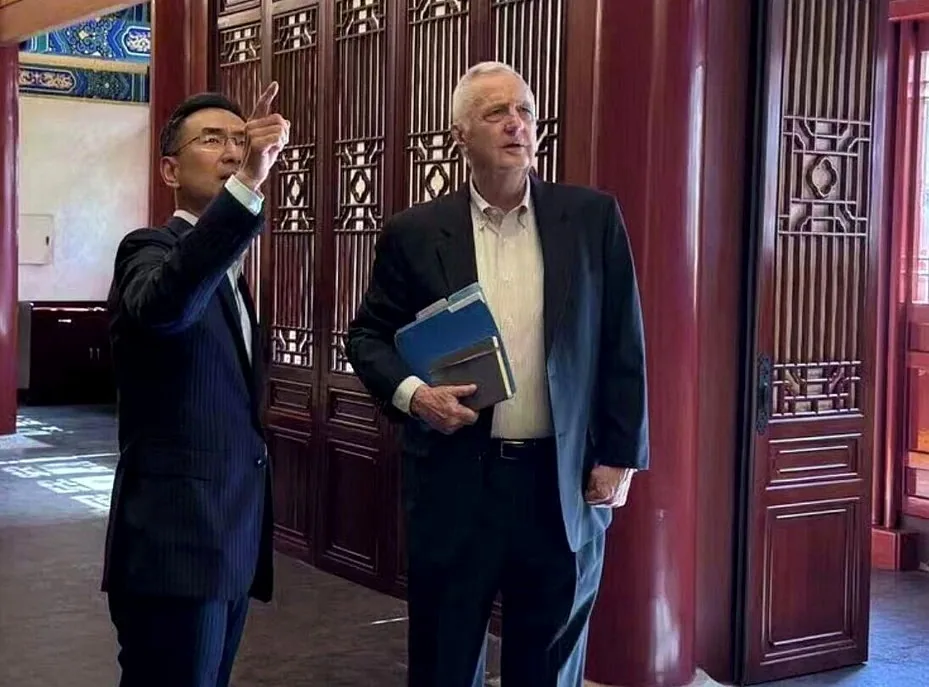 中国人民外交学会副会长耿爽(左)会见美国学者沈大伟(图取自外交学会微信公众号)