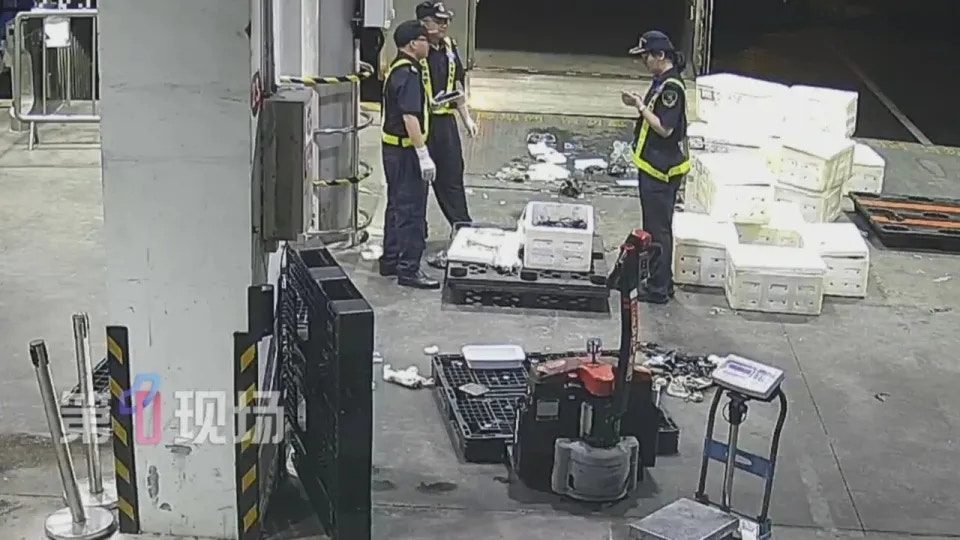 深圳湾口岸查获活青蟹藏金条 共19条重9.681千克 2 近日,深圳灣海關在貨運進口渠道查獲未申報黃金9.681千克。(第一現場)