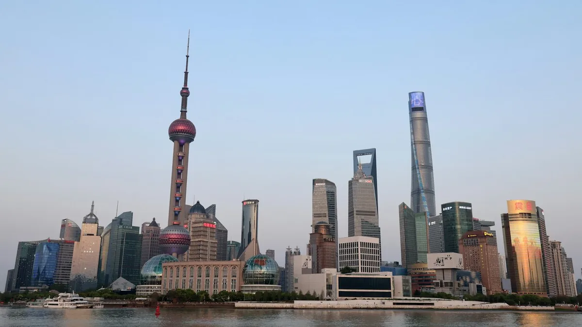 上海浦东天际线与黄浦江