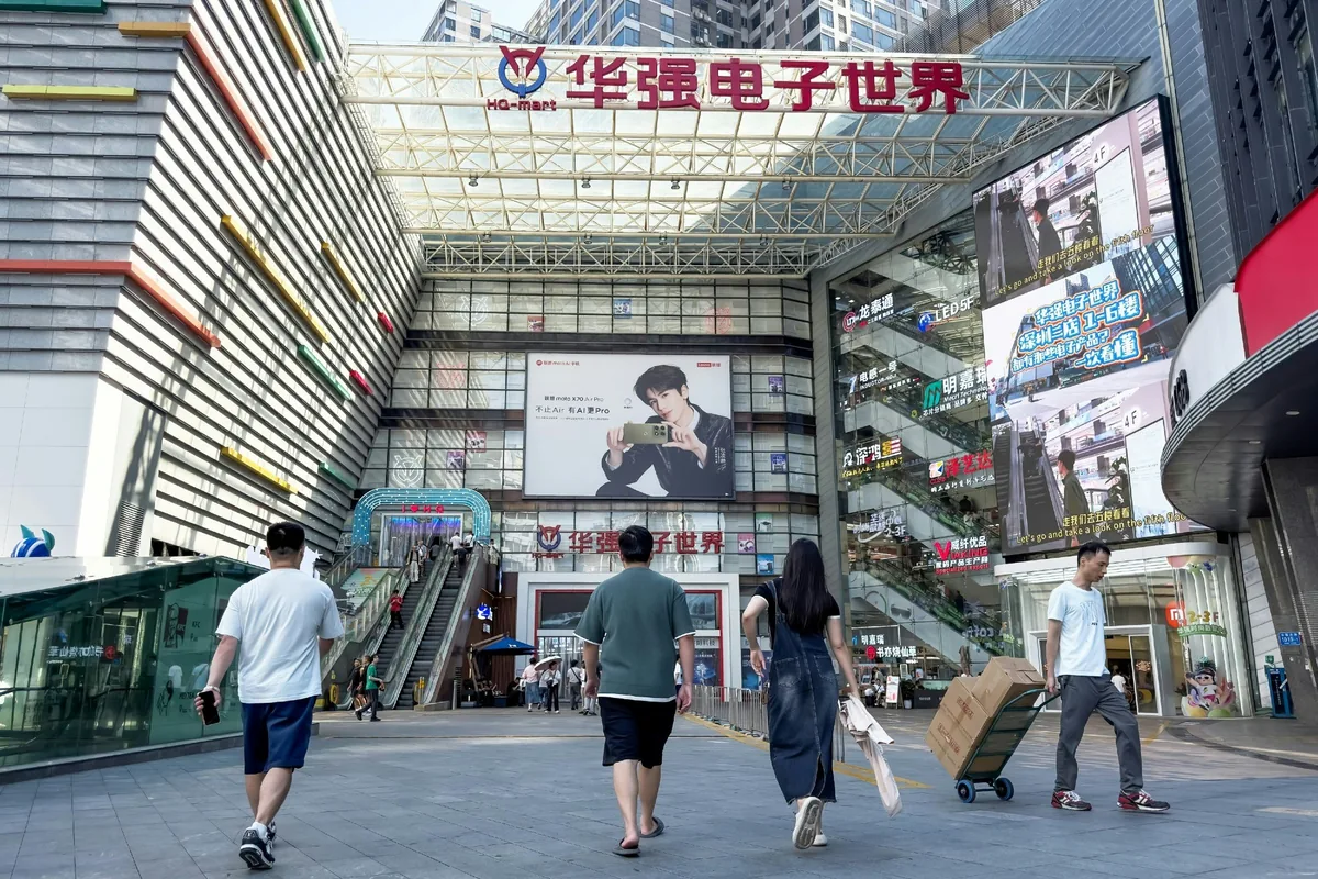 新皇岗口岸|7号线精选8大景点 华强北寻宝洪湖公园赏落羽杉 1 華強北電子世界有「中國電子第一街」之稱,不單吸引本地人,連外國遊客都慕名而來,購買高科技產品。(視覺中國/當代中國授權)