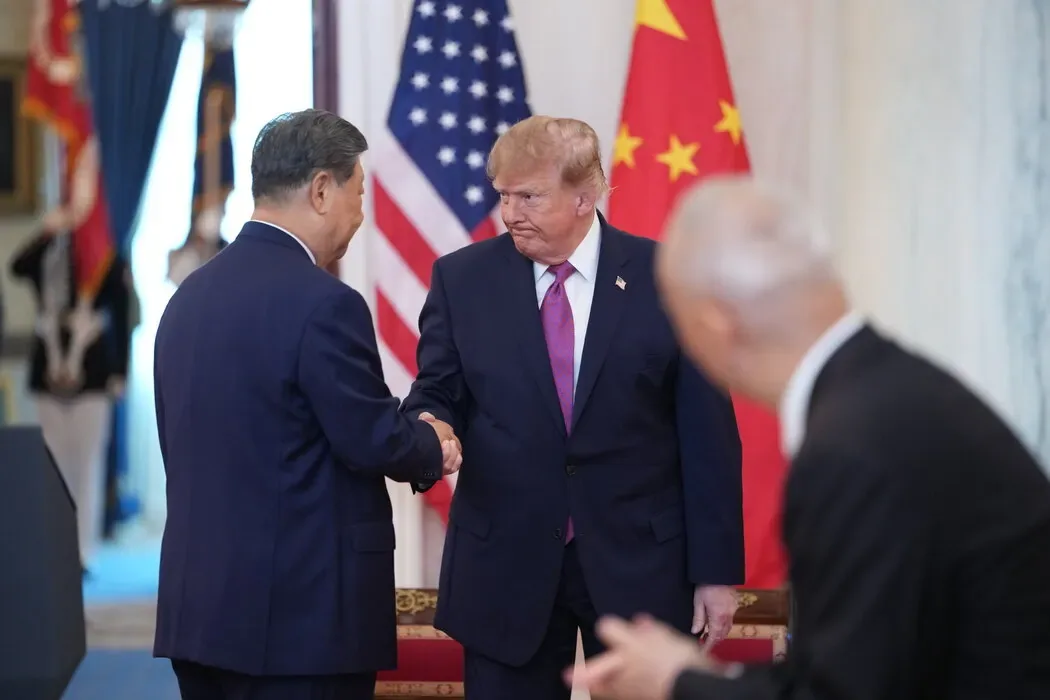 聚焦中美元首峰会:军机表演和盛大仪式背后的博弈与分歧 1 特朗普以自己的个人外交风格为傲,尽管中美之间存在竞争,但他仍对习近平给予了热情接待。