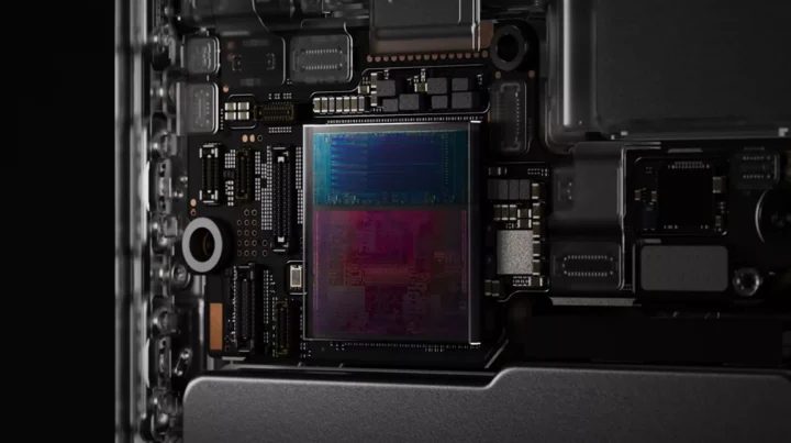 iPhone 18 Pro拆解揭秘:灵动岛缩小代价与换电池首破千元 2 Image