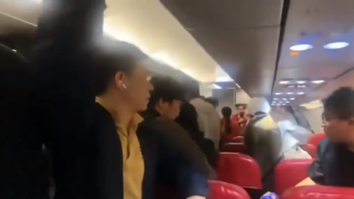 全機旅客被迫收拾行李落機。（影片截圖）
