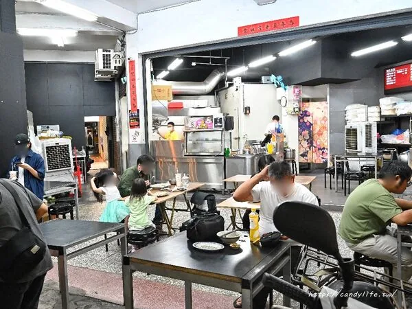 台中上上水饺一颗只要3元 外皮Q弹、特制辣椒酱受老饕推荐 2 ▲▼上上水餃的平價水餃與市場用餐環境。(圖/《糖糖's 享食生活》授權提供)