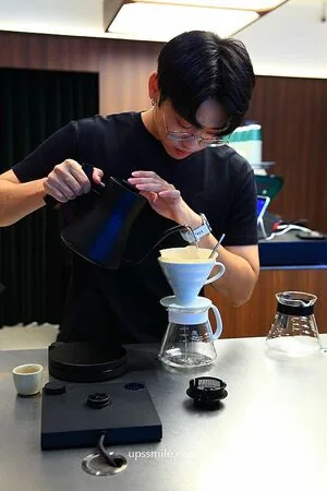 ▲▼Caffè Fortuna走木質調風格，也是寵物友善咖啡廳。（圖／《UPSSMILE向上的微笑萍子》授權提供）