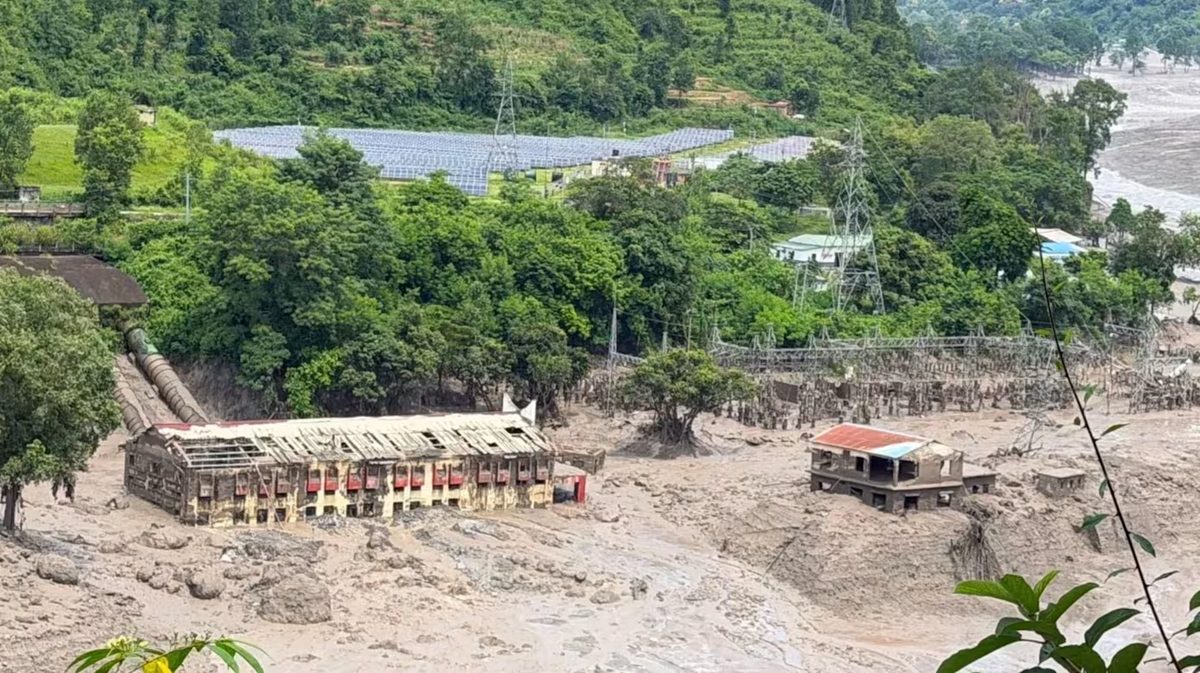 中尼边境泥石流致160死 403名游客仍失踪 5 尼泊尔和西藏接壤地区突发泥石流。(图:BBC/Shaktimaya Tamang)