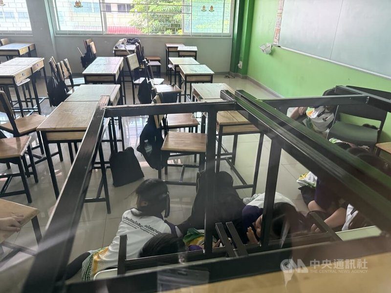 泰國曼谷一所中學18日舉行校園槍擊演練，學生在教室內以桌椅等物品遮蔽。中央社記者李宗憲曼谷攝　115年8月19日