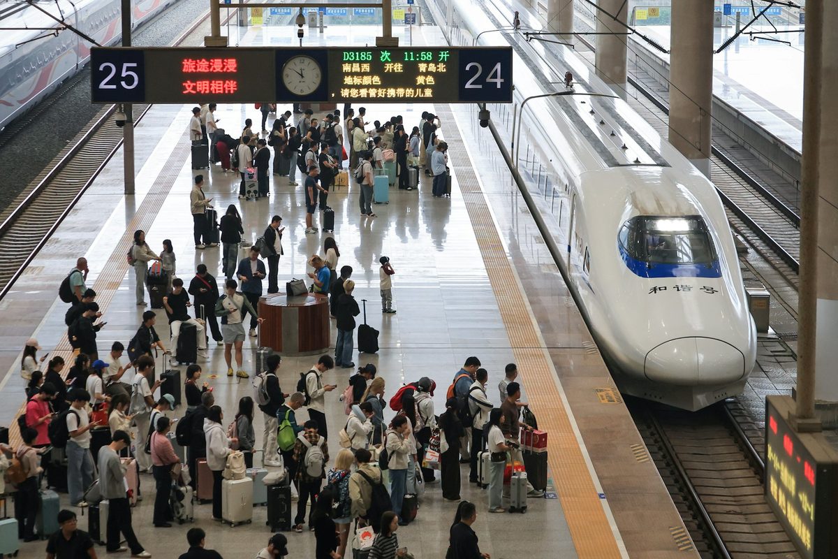 国庆假期火车站站台上的旅客