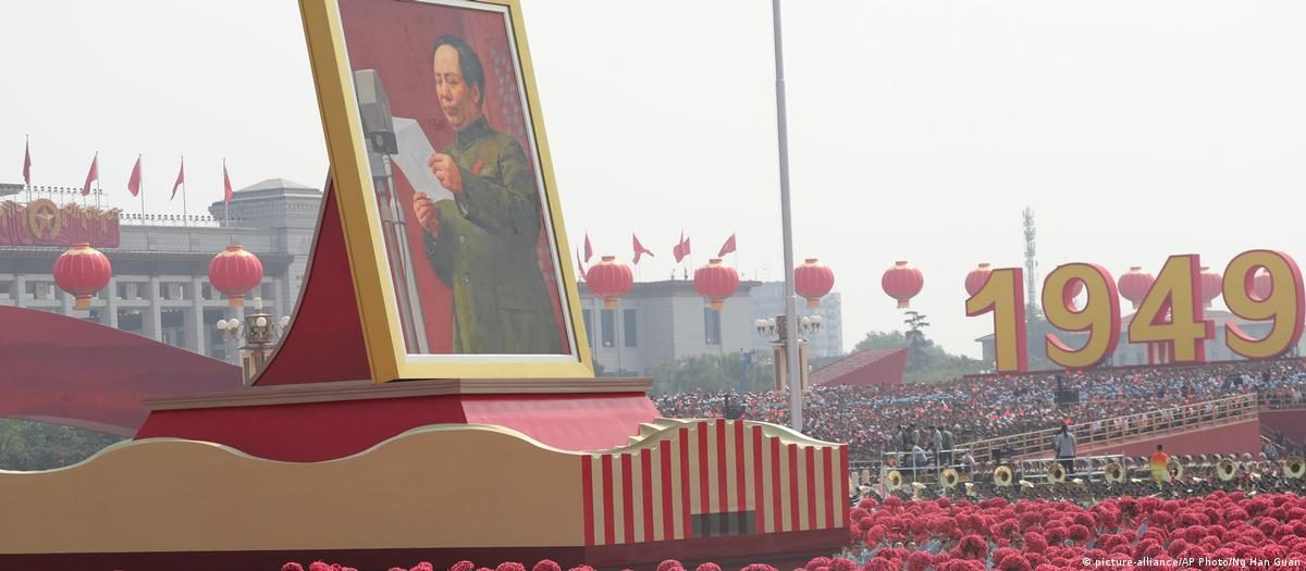 2019年10月1日，毛泽东的大幅画像