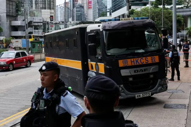 相信是载着黄之锋的囚车到达高等法院