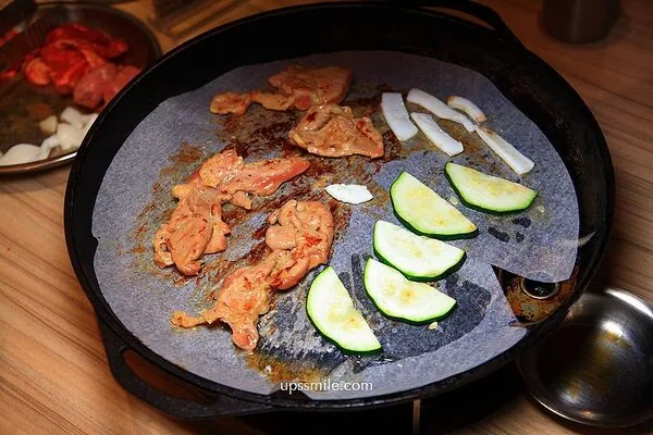 ▲▼豬先生韓式燒肉鍋物吃到飽的環境與餐點。（圖／《UPSSMILE向上的微笑萍子》授權提供）