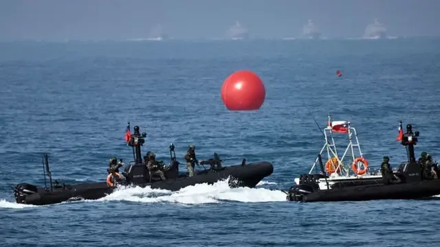 台湾海军M109突击艇于2026年1月29日（周四）在高雄一处海军基地外进行演习。