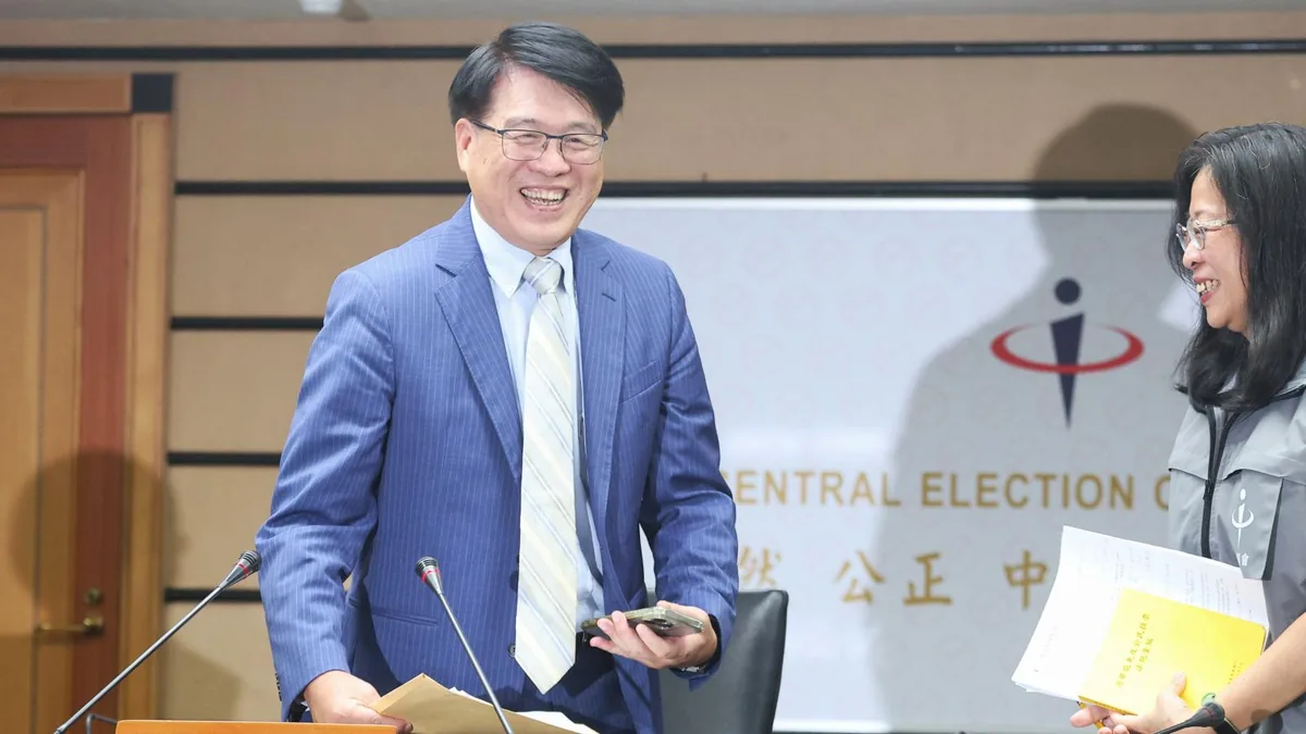 台湾中选会主委游盈隆在记者会上(资料照片)