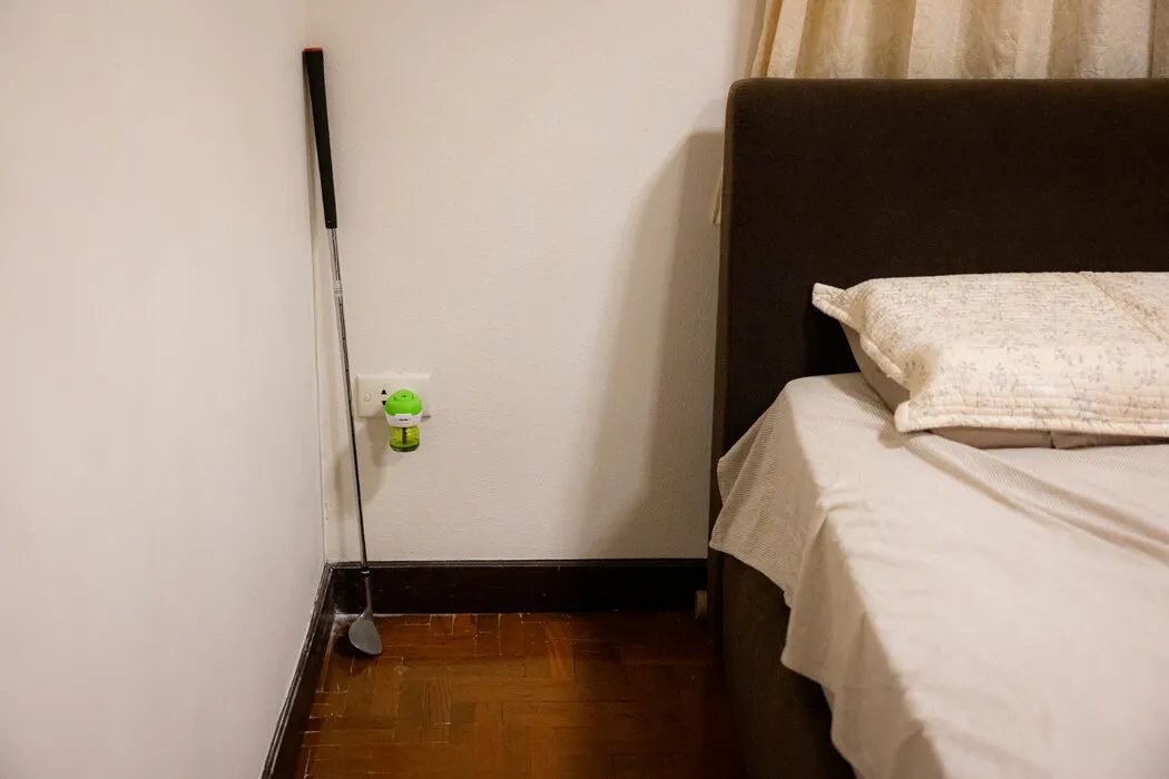 一名锡安教会被捕牧师妻子的流亡、煎熬与信仰 3 为了防身,耿朋朋睡觉时会在床边放一根高尔夫球杆。她儿子常做噩梦,梦见妈妈被抓走。